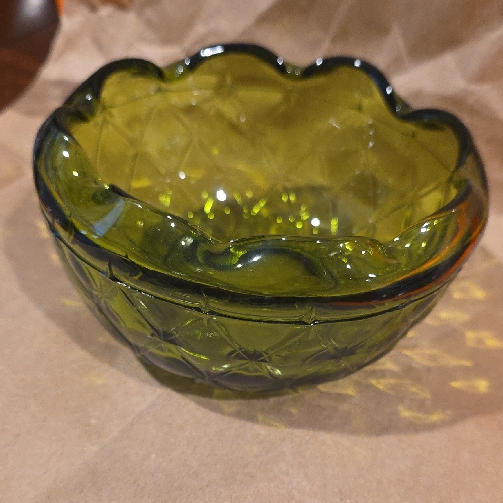 (J44) Vintage Green Glass Decorative Bowl
